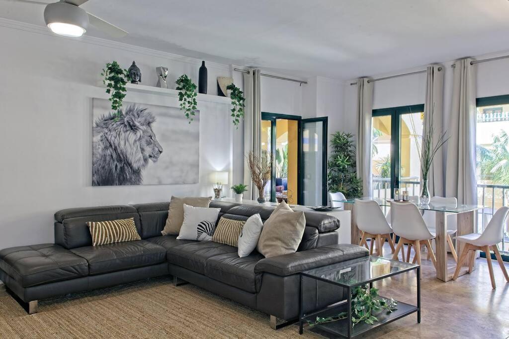 Contemporary, Luxury Living In The Location Apartamento