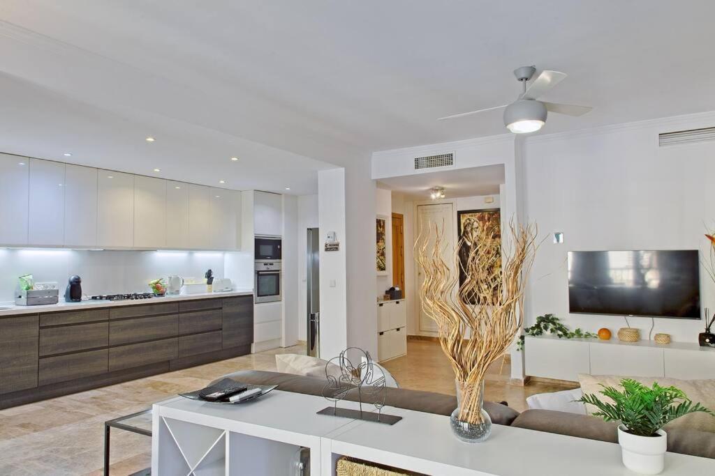 Contemporary, Luxury Living In The Location Lejlighed