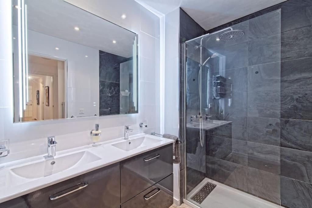 Contemporary, Luxury Living In The Location Lejlighed *