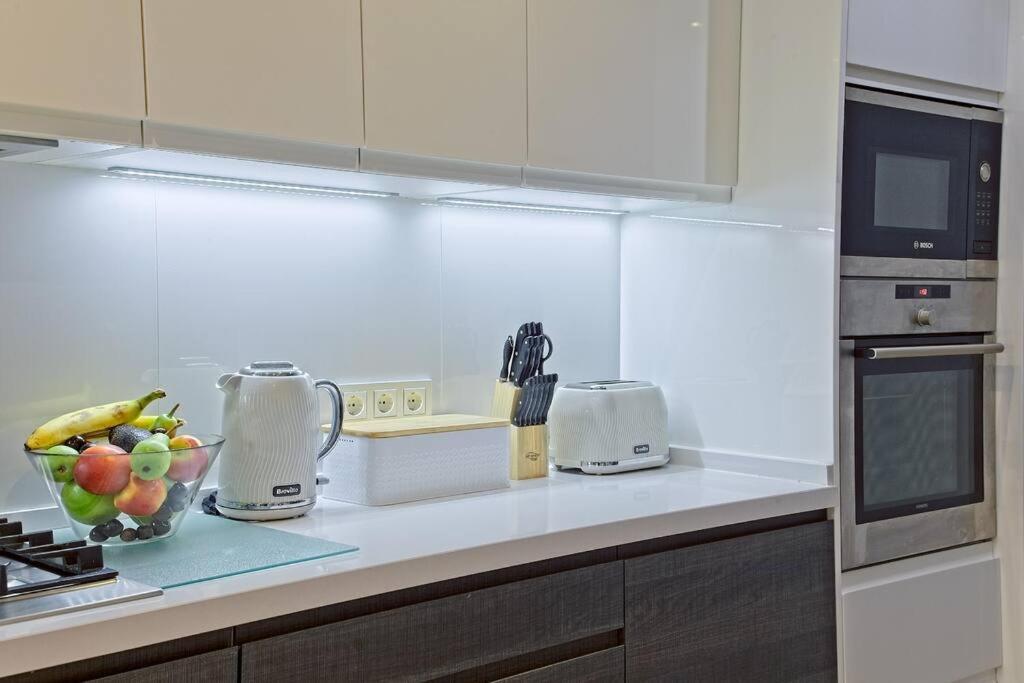Contemporary, Luxury Living In The Location Lejlighed