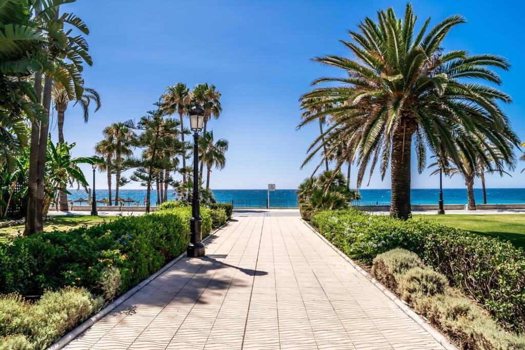 Contemporary, Luxury Living In The Location Lejlighed